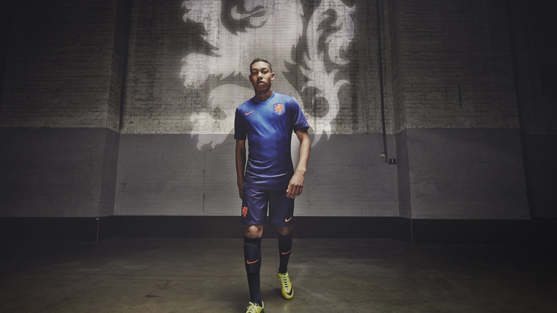 开云平台-高校足球联赛火热展开，大学生足球激情燃烧，大学生足球联赛视频